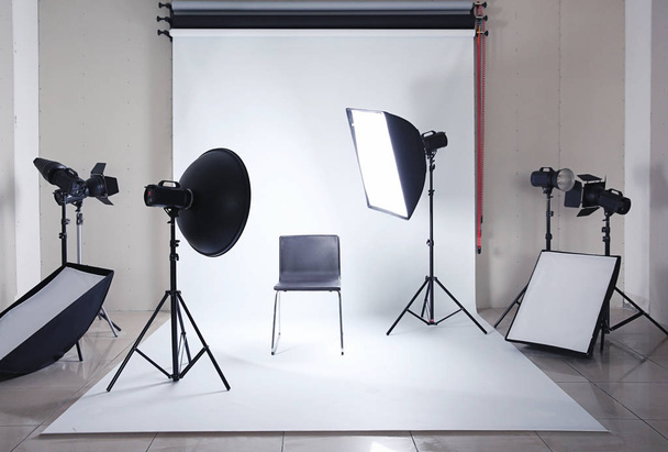 プロの機材と写真スタジオでモダンな椅子 - 写真・画像