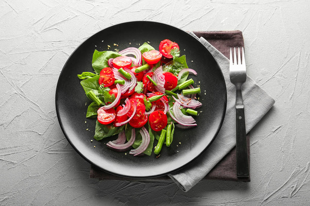 Plate with fresh vegetable salad on grey textured background - Fotoğraf, Görsel