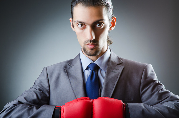 Бизнесмен в боксерских перчатках на белом
 - Фото, изображение