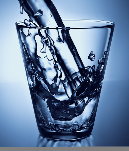 rozprysk wody w szklance - Zdjęcie, obraz