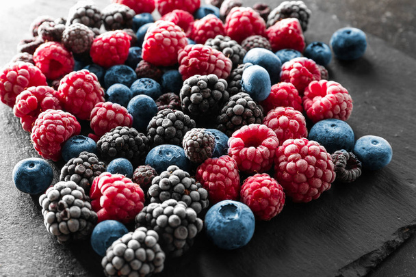 Сланцева тарілка зі смачними замороженими ягодами, крупним планом
 - Фото, зображення
