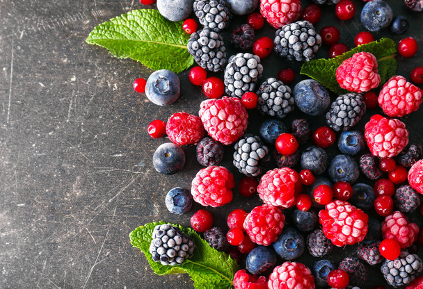 Вкусные замороженные ягоды на сером фоне
 - Фото, изображение