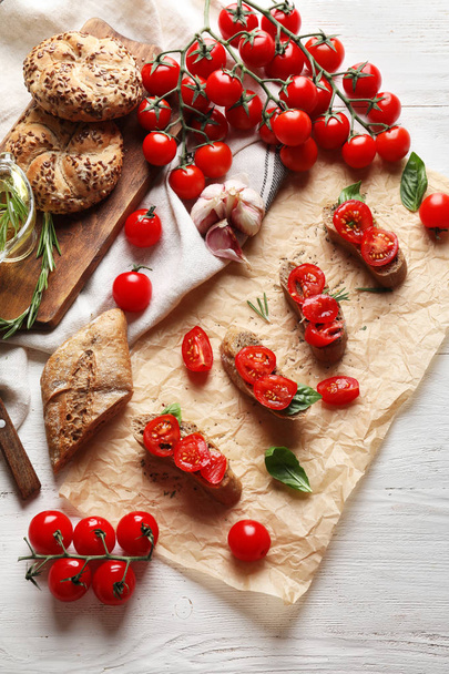 おいしいサンドイッチ、テーブルに新鮮な完熟チェリー トマトのコンポジション - 写真・画像