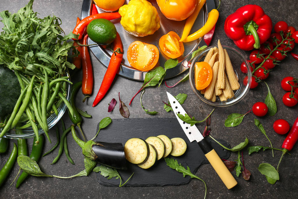 Planche à découper et ingrédients pour salade de légumes sur table
 - Photo, image