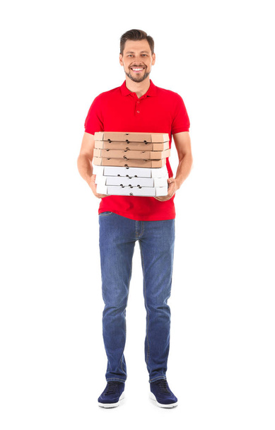 Άνθρωπος με κουτιά πίτσας σε άσπρο φόντο. Υπηρεσία παράδοσης τροφίμων - Φωτογραφία, εικόνα
