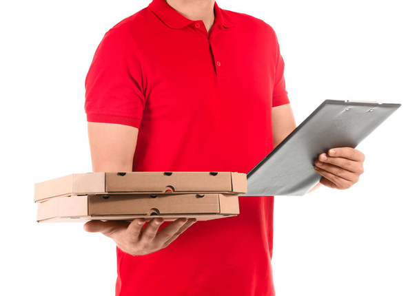 Άνθρωπος με κουτιά πίτσας και πρόχειρο σε άσπρο φόντο. Υπηρεσία παράδοσης τροφίμων - Φωτογραφία, εικόνα