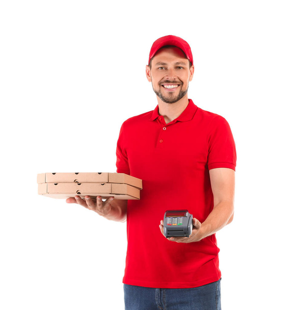 Uomo con cassette della pizza e terminale della banca su sfondo bianco. Servizio di consegna cibo
 - Foto, immagini