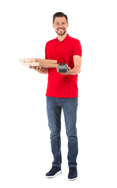 Hombre con cajas de pizza y terminal de banco sobre fondo blanco. Servicio de entrega de alimentos
 - Foto, Imagen