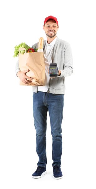 Kağıt torba taze ürünler ve banka ile terminal beyaz arka planda tutan adam. Gıda dağıtım hizmeti - Fotoğraf, Görsel