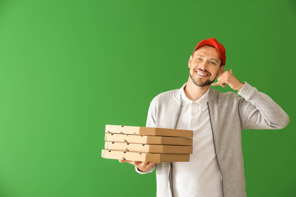 Hombre con cajas de pizza sobre fondo de color. Servicio de entrega de alimentos
 - Foto, Imagen