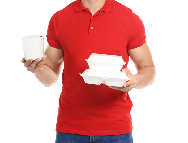 Jeune homme avec des récipients en plastique et boîte en papier sur fond blanc. Service de livraison de nourriture
 - Photo, image