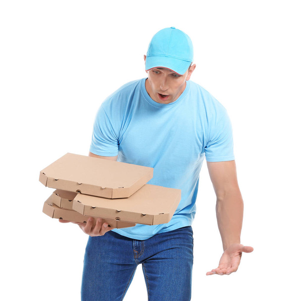 Неуклюжий курьер с коробками пиццы на белом фоне
 - Фото, изображение