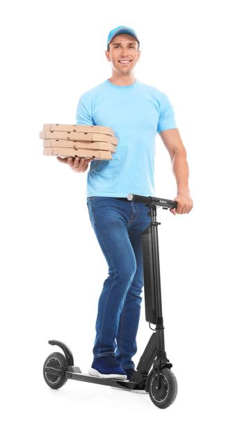 Jonge man met pizzadozen en kick scooter op witte achtergrond. Levering foodservice - Foto, afbeelding