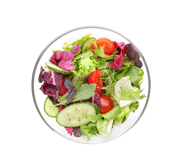 Cuenco de vidrio con ensalada de verduras frescas sobre fondo blanco
 - Foto, Imagen