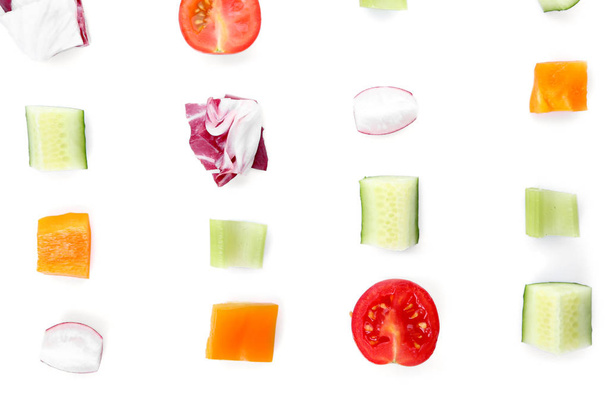 Komposition mit Zutaten für Gemüsesalat auf weißem Hintergrund - Foto, Bild