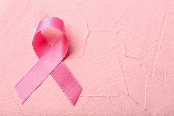 Розовая лента на цветном фоне. Концепция информированности о раке груди - Фото, изображение