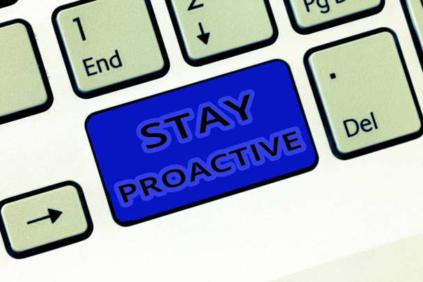 Manuscrito texto Stay Proactive. Conceito significado Tomar a própria decisão de ir à frente dos eventos antecipados
 - Foto, Imagem