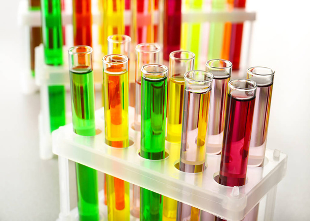 Reageerbuisjes met kleurrijke monsters in een laboratorium, close-up - Foto, afbeelding