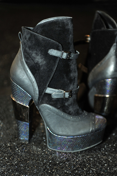 New york, ny - září 08: celkový pohled na boty na Káťu leonovich show během jara 2013 mercedes-benz fashion week v studiu lincoln center - Fotografie, Obrázek