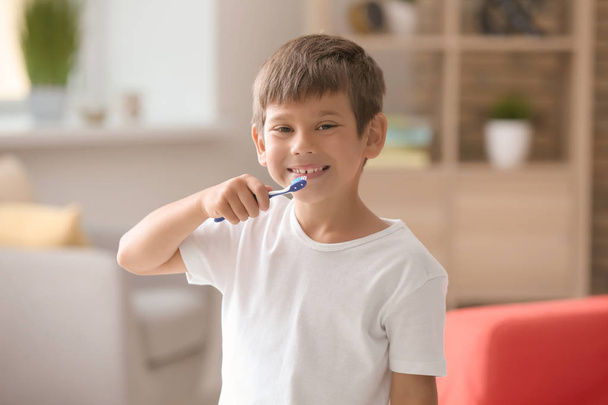 Милый маленький мальчик чистит зубы дома
 - Фото, изображение