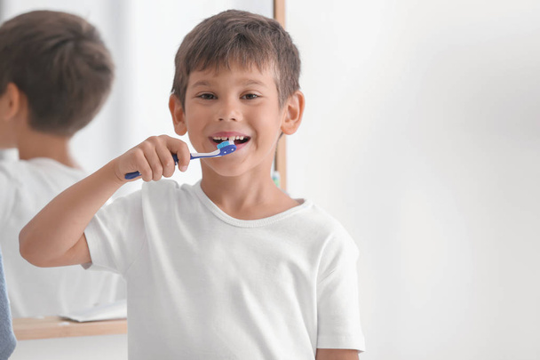 Niño pequeño cepillándose los dientes en el baño - Foto, Imagen