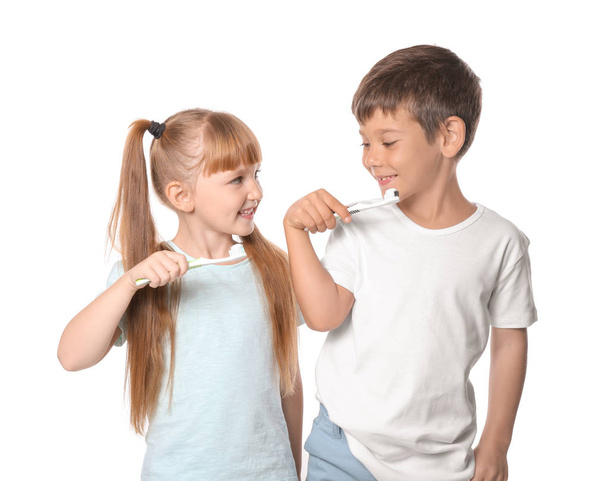 Petits enfants mignons brossant des dents sur fond blanc
 - Photo, image