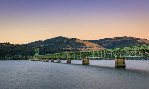 Το πράσινο truss κουκούλα γέφυρα του ποταμού που διασχίζει το φαράγγι του ποταμού Κολούμπια και συνδέει Hood River στο Όρεγκον - Φωτογραφία, εικόνα