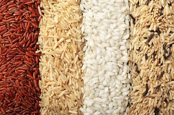 Διαφορετικά είδη ρυζιού ως φόντο, κοντινό πλάνο - Φωτογραφία, εικόνα
