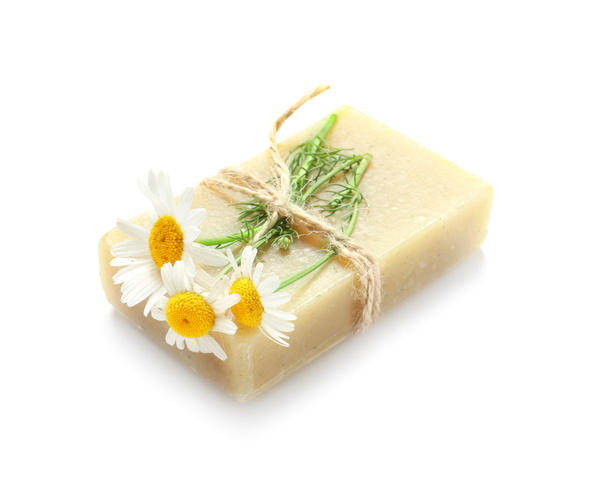 Luonnollinen saippua kamomilla kukkia valkoisella taustalla
 - Valokuva, kuva