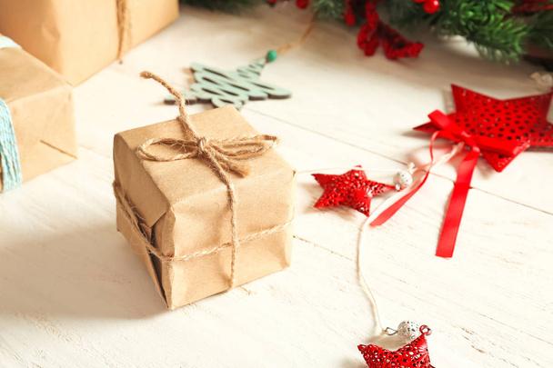 Karácsonyi ajándék doboz és dekoráció fából készült háttér - Fotó, kép