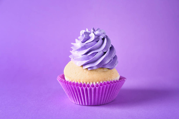 Delicious birthday cupcake on color background - Φωτογραφία, εικόνα