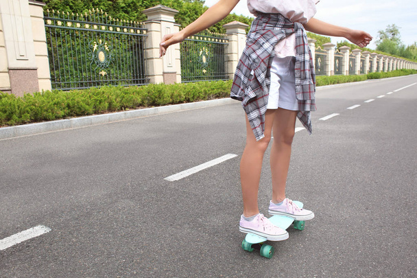 Хіпстерська дівчина катається на скейтборді на відкритому повітрі
 - Фото, зображення