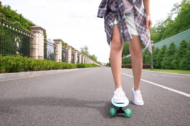 Hipster menina andar de skate ao ar livre
 - Foto, Imagem