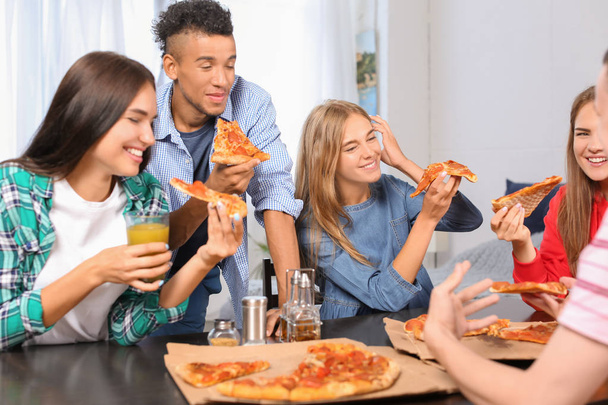 A fiatalok szórakozás Party ízletes pizza beltéri - Fotó, kép