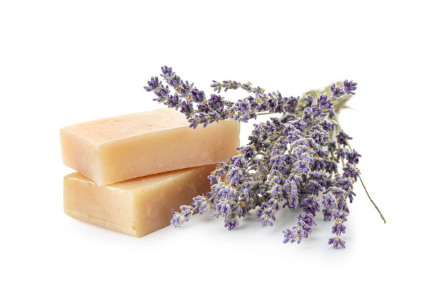 Mooie lavendel en zeep op witte achtergrond - Foto, afbeelding