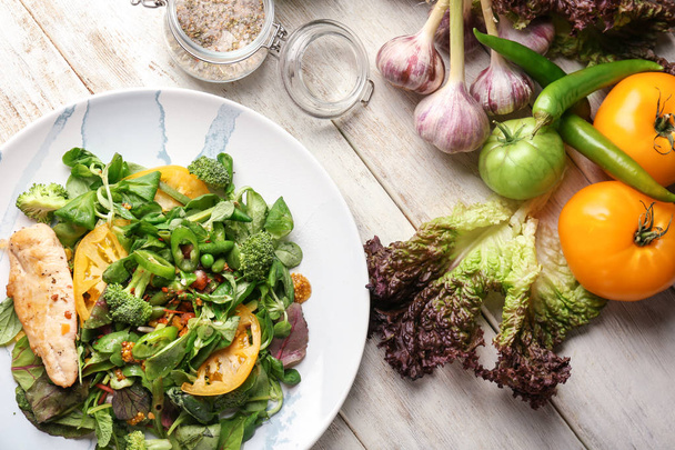 Masada lezzetli taze salata ile plaka - Fotoğraf, Görsel