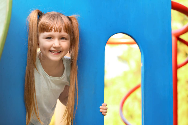Ładna dziewczynka na zewnątrz na plac zabaw - Zdjęcie, obraz