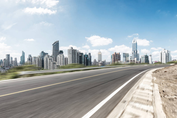 lege asfalt snelweg door moderne stad - Foto, afbeelding