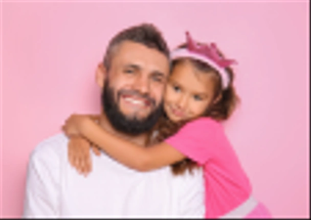 kleines Mädchen umarmt ihren Vater auf farbigem Hintergrund - Foto, Bild