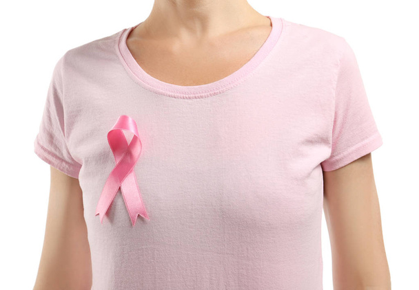 Vrouw met een roze lint op witte achtergrond, close-up. Borst kanker bewustzijn concept - Foto, afbeelding