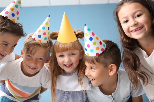 Muotokuva söpö pikku lasten syntymäpäivä hatut sisätiloissa
 - Valokuva, kuva