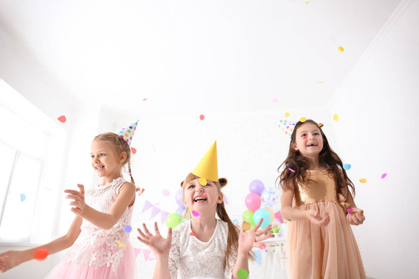 Lindas niñas celebrando cumpleaños en casa - Foto, imagen