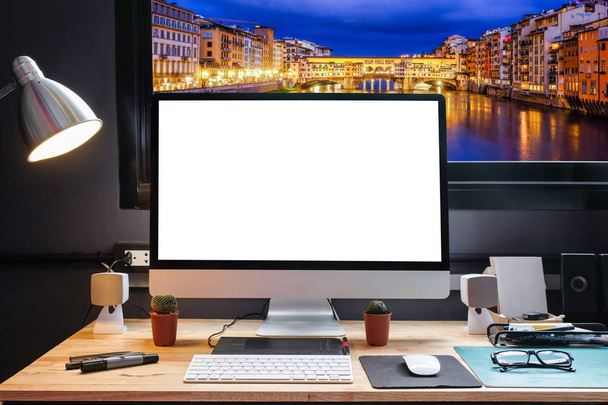 Grafický designér prostor pomocí pera tabletu, počítači a bílá zázemí pro text s výhledem na krásné panorama Florencie z okna - Fotografie, Obrázek