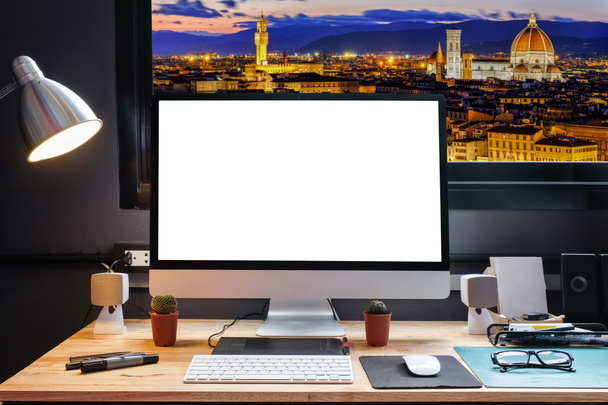 Grafický designér prostor pomocí pera tabletu, počítači a bílá zázemí pro text s výhledem na krásné panorama Florencie z okna - Fotografie, Obrázek