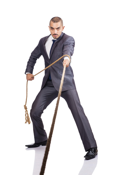 Homme tirant la corde sur blanc
 - Photo, image