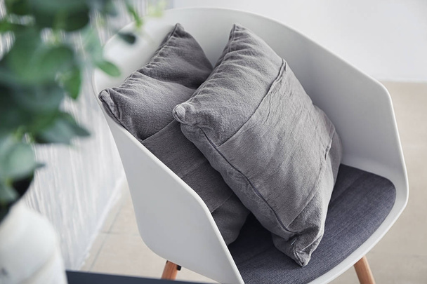 Кресло с мягкими подушками внутри помещения
 - Фото, изображение