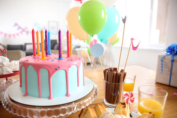 Bolo de aniversário bonito com velas na mesa
 - Foto, Imagem