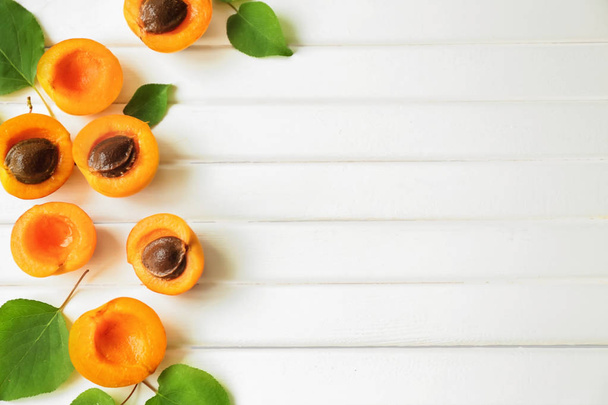 Abricots frais sur table en bois - Photo, image