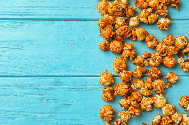 Deliziosi popcorn al caramello su sfondo di legno
 - Foto, immagini