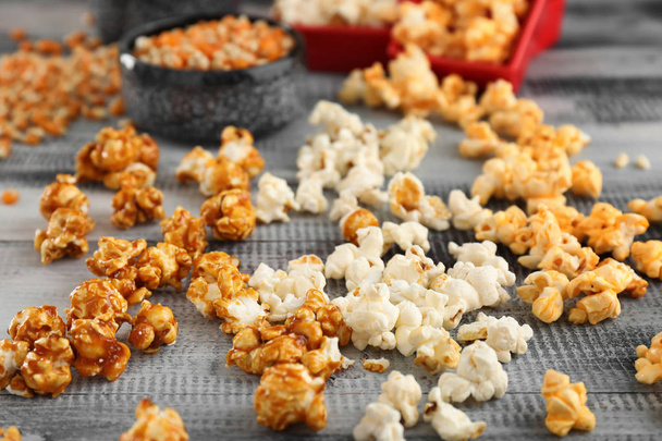 Deliziosi popcorn su sfondo di legno
 - Foto, immagini